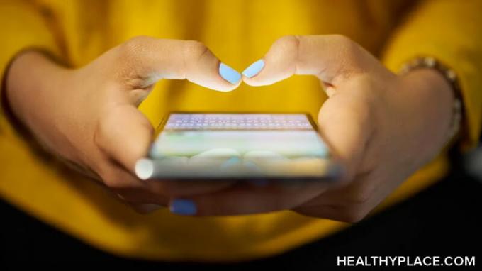 Smartphony mohou způsobit naše duševní zdraví, ale zkrácení času na obrazovce může snížit stres a vytvořit větší blaženost. Její způsob, jak omezit používání chytrých telefonů.