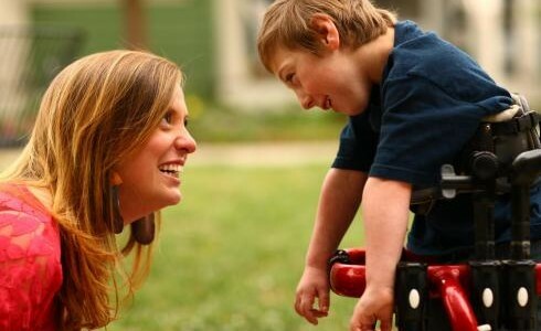 Děti se zvláštními potřebami jsou vystaveny vysokému riziku rozvoje dalších problémů duševního zdraví. Zde je několik tipů, jak udržet děti se zvláštními potřebami duševně silné.