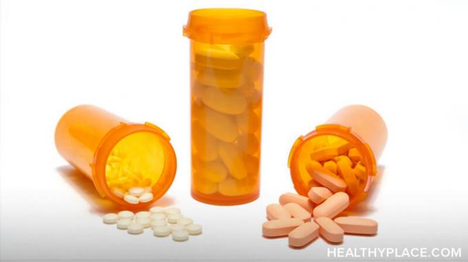 Opioidy vs. opiáty. Jaký je rozdíl mezi opioidy vs. opiáty? Získejte odpověď na HealthyPlace.