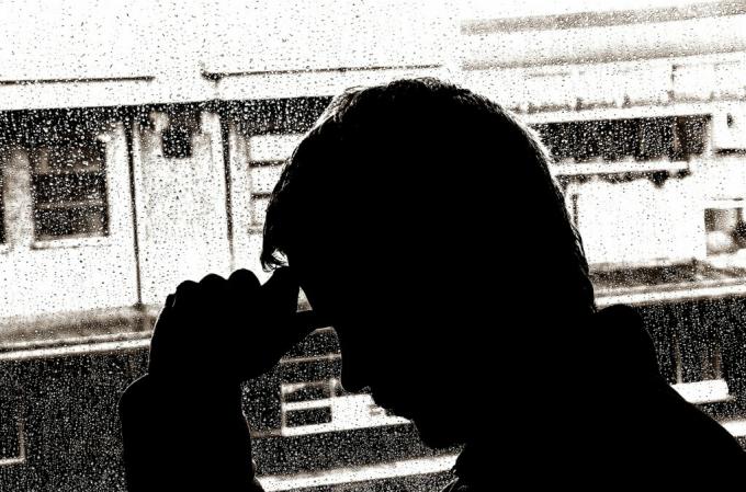Disociativní porucha identity a deprese mohou jít ruku v ruce. Depresivní příznaky mohou zhoršovat disociaci, což vede ke ztrátě kontroly. Jak si poradit?
