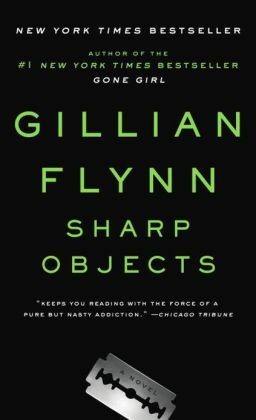 „Sharp Objects“ od Gillian Flynn přináší na světlo sebepoškozující formu řezání slov do něčí kůže. Tato forma sebepoškození je stejně nebezpečná a škodlivá.
