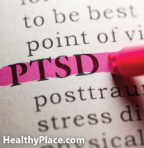 Složitá posttraumatická stresová porucha (PTSD) může souviset s bojem, ale typičtěji souvisí s civilními příčinami. Další informace o příznacích komplexního PTSD.