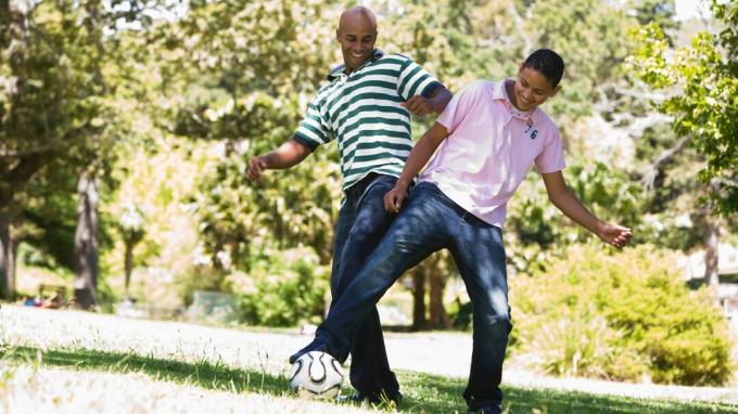 Otec rodičovství svého teenagera hraním zábavné fotbalové hry