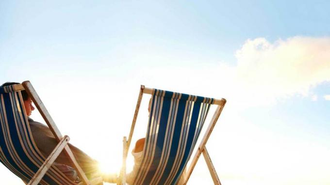 Židle na pláži, relaxační dovolená pro mámu zažívající syndrom vyhoření