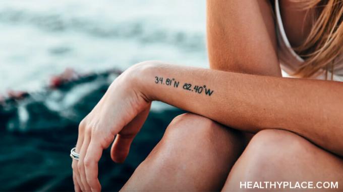 Tetování pozitivity jsou novým trendem v oblasti duševní wellness, ale mohou vás udělat šťastnějšími? Zjistěte to na HealthyPlace. 