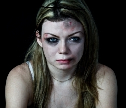 Obrázek týrané ženy